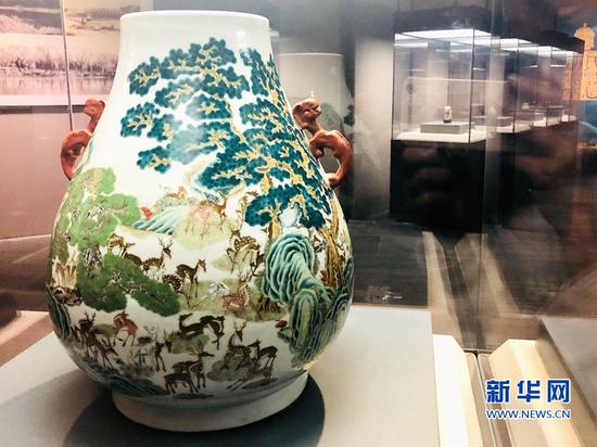 粉彩百鹿尊 新华网发(李丽华摄)