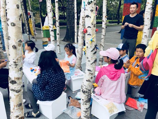 艺术家崔宇带着孩子们用纸黏土创作自己的肖像