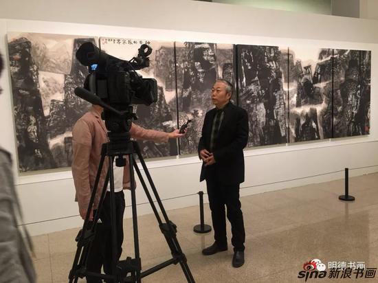 中国美术家协会副主席、解放军美术创作院常务副院长李翔接受媒体采访