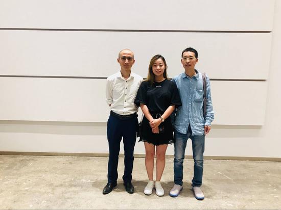 嘉宾合影 左起:策展人张长收、ARTYOO出品人李娜、策展人张宗希