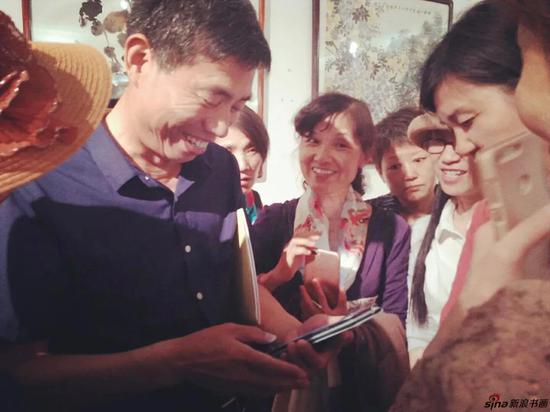 原南京市美术家协会秘书长方澄清先生与参展艺术家们交流