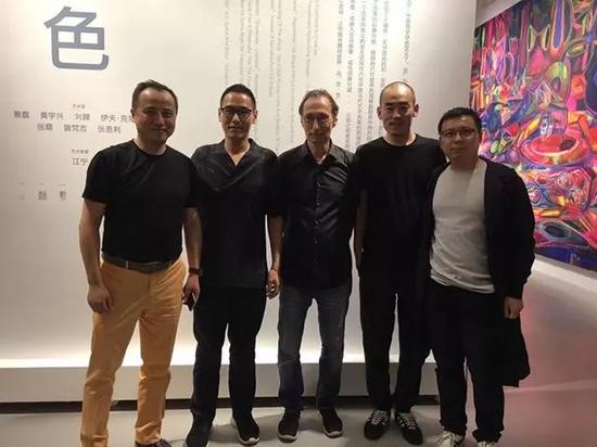 左起：策展人江宁、收藏家汤子嘉、香格纳创始人劳伦斯、艺术家张鼎、刘宏剑