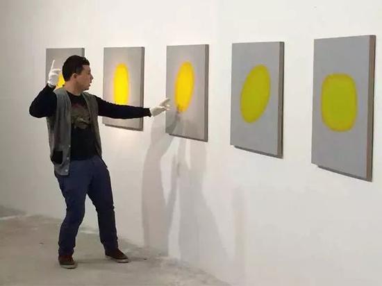 刘宏剑在展览工作现场