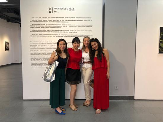 策展人王涛女士、瑞士大使夫人戴惠兰(Marielle de Dardel)及观众