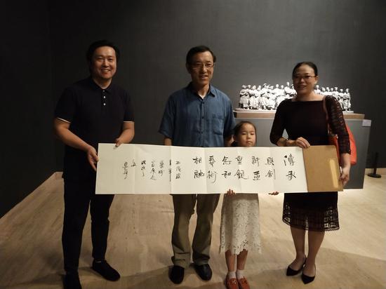 中国艺术研究院院长连辑为展览题词“传承与创新并重,观念和艺术相融”