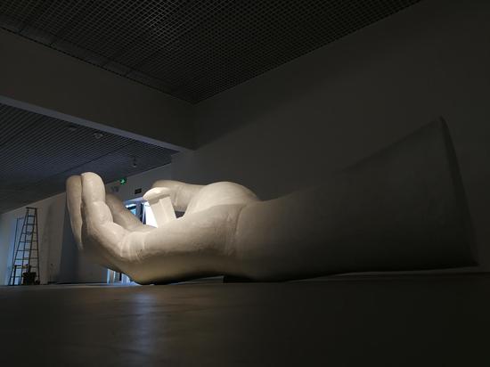 《救赎》雕塑，玻璃钢，500×200×137cm，2018 