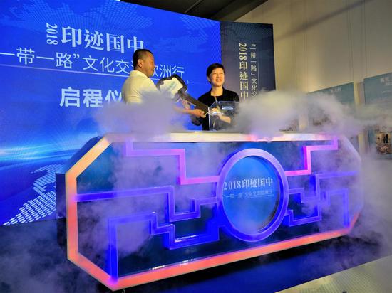 市领导颁发启程钥匙(北京市委常委、统战部部长齐静向国中美术馆馆长张国中颁发)