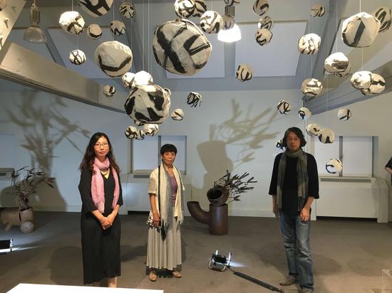 策展人马琳、艺术家李秀勤、王南溟在“水+墨：当代艺术中的传统”展览现场