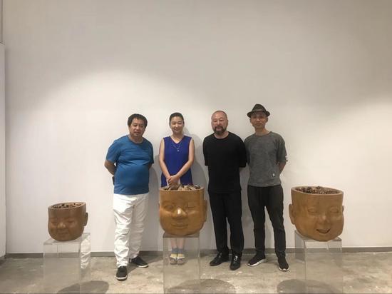 左起:当代唐人艺术中心创始人郑林、共同艺术中心运营总监鲍禹、艺术家苍鑫、策展人张长收