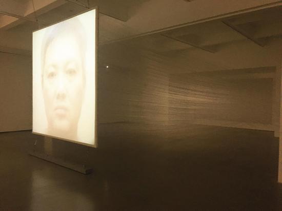 林天苗,《嗨!!!》,白棉线、投影仪、扬声器、扩音器,1060×475×300cm,1999-2018年