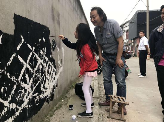 倪卫华，《追痕-户外（上海周家牌路）》，行为现场与路人互动，2018年