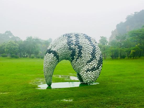 郅敏《天象四神-白虎》320x120x270cm 陶瓷、金属 2017