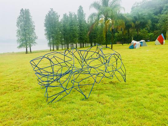 周力《线》1.3m x 2.4m x 1.4m不锈钢烤漆 2017年