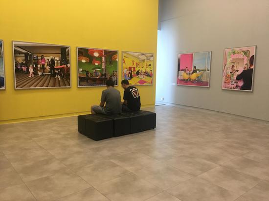 展览现场:安娜·福克斯作品《海洋酒店餐厅》© 安娜·福克斯,鸣谢伦敦詹姆斯·海曼摄影