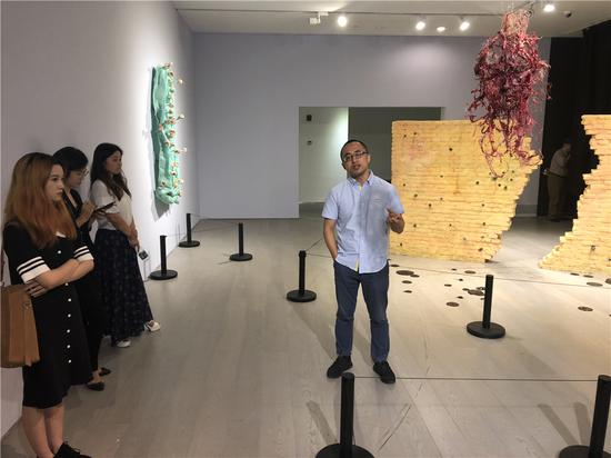 上海喜玛拉雅美术馆副馆长本次展览策展人杜曦云现场导览作品