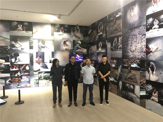 艺术家及策展人合影，左起：靳山、闫珩、杜曦云、李博（无声合唱团发起人）