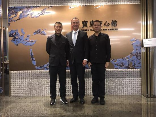 澳大利亚国家博物馆馆长马修-特利卡(左二)、宝库中国创始人兼CEO柳费国(左一)、宝库匠心馆馆长叶柏风(右一)