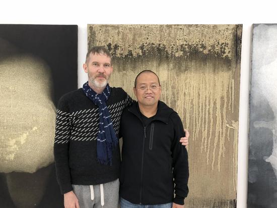 艺术家查理Charlie Sheard与策展人庄伯五合影