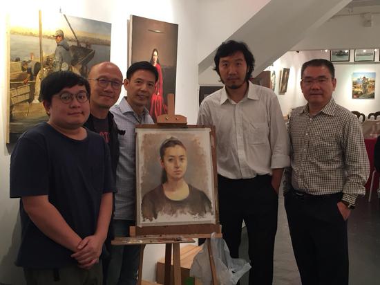 前加拿大安大略省美术学院绘画系教授Harvey Chan（左二），画廊主Calvin Li先生（左三），画家邸可新先生（右二），深圳藏家王先生（右一）