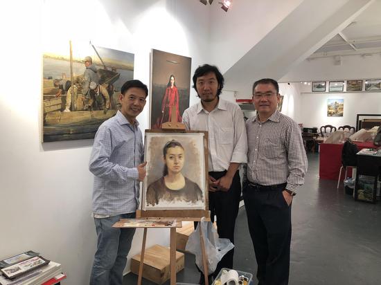 香港加华艺廊Calvin Li先生（左），深圳藏家王先生（右）与画家邸可新先生（中）在展览现场合影。