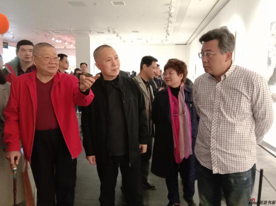 魏镇老师陪同周京新院长等领导观展