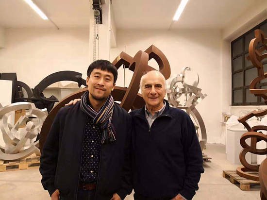 策展人高远（左）与意大利著名当代艺术家Riccardo Cordero在意大利都灵祝贺此次展览成功