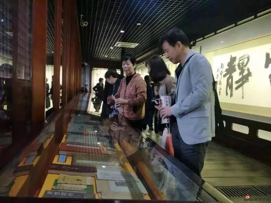 发布会后，李静与来自日本的书法爱好者共同参观周慧珺书法艺术馆