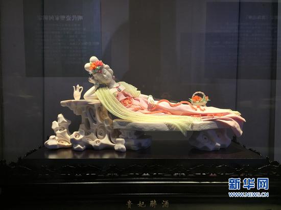 “山花彩”加彩技艺,需经近10次手工分层上色,层层高温焙烤,色彩有很强的立体感和层次感,使作品更加生动逼真。新华网 刘丰 摄