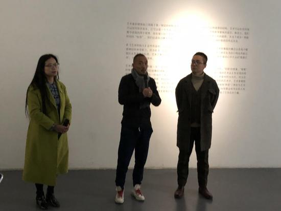 策展人黄莎莉 Shirley Huang(左一),艺术家马东利(左三)