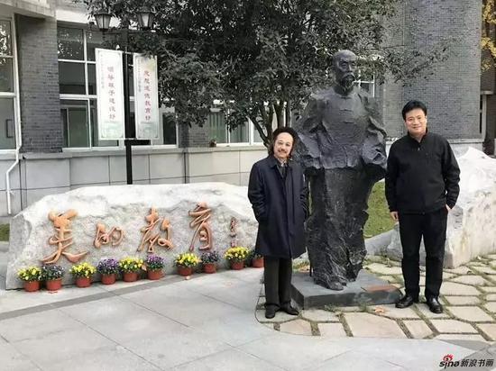 江苏省中国画学会副会长陈国欢与副会长兼秘书长翟优在南京宁海中学