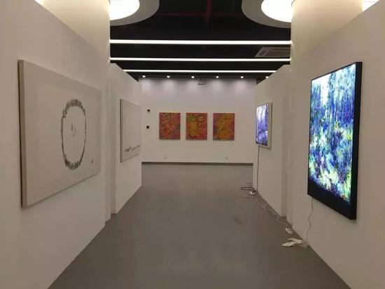 　　“满天星艺术项目-2018序曲”布展现场 参展艺术家：黄赛峰、李周卫、林森、吴宽、王励均、 王小双、翟轩弘、周煜嵋