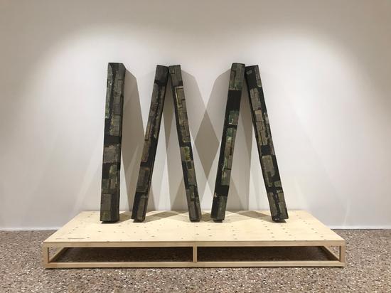 钟声 《载 》18x18x200cmx5 纸 砂子 麻布 生漆 2004年