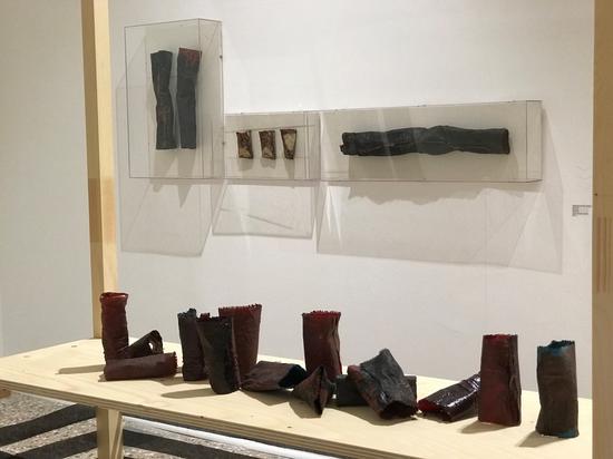 王向阳 错误的空间 15×6cm×51 尺寸可变 漆艺装置 2017