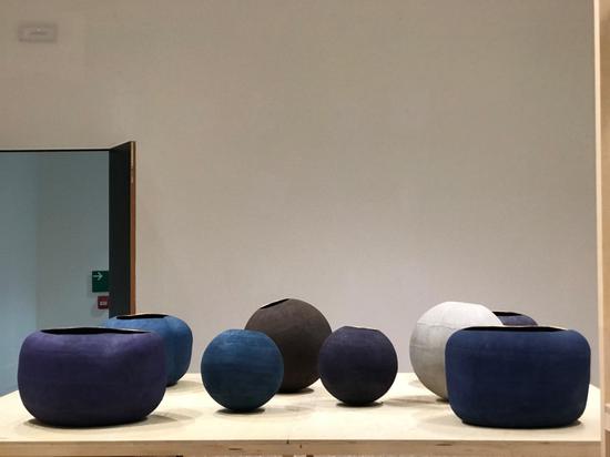 葛薇《30℃+》40cm x 40cm x36 cm /50cm x 50cm x 46cm /60cm x 60cm x 40cm 大漆麻布金箔2017年