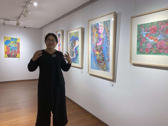 展览现场：艺术家李俊接受采访