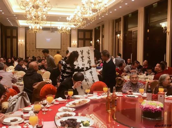 一位笔名“周痴”的周粉,为先生作诗,并用毛笔写下,当场深情诵读给先生听▲
