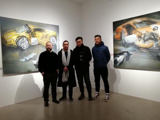 嘉宾合影 左起：策展人苍鑫、艺术家摩根、艺术家左岩峰、艺术家刘勃麟