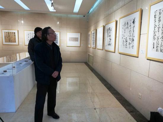 中国艺术研究院常务副院长兼研究生院院长吕品田参观展览