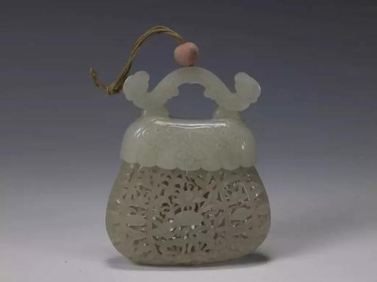 清 白玉镂雕荷包式香囊 故宫博物院藏