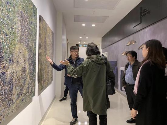 台湾东方设计大学美术工艺系主任杨上峰与策展人倪卫华、马琳等在展览现场