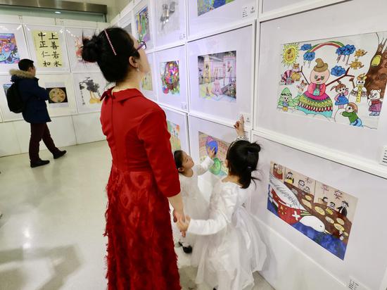 盛装观展