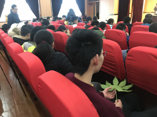 学生分享自己触摸到植物的感受