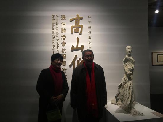 张伯驹、潘素外孙女和叔父楼宇烈参观展览留念