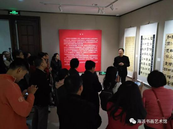 开幕式当天,上海市书法家协会副主席、篆隶专业委员会主任宣家鑫为观众现场导览讲解
