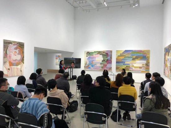 图：江上越个展期间与台湾艺术大学艺术学院院长陈贶怡对谈