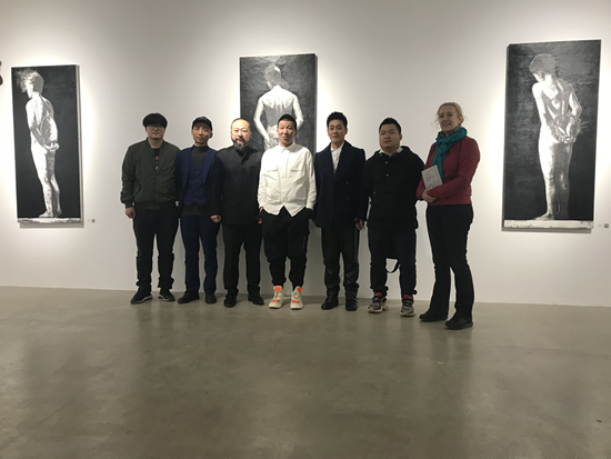 嘉宾合影 左起:艺商传媒李保兴、新浪当代艺术主编张长收、策展人苍鑫、艺术家王宁、艺术家李大光、亚洲艺术杂志主编王志刚、艺术家Niamh Cunningham