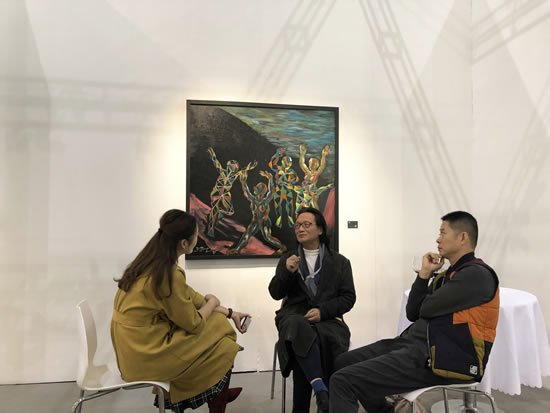 批评家李晓峰（中）与野空间创始人袁睿（左）艺术家郑泽生（右）交谈中