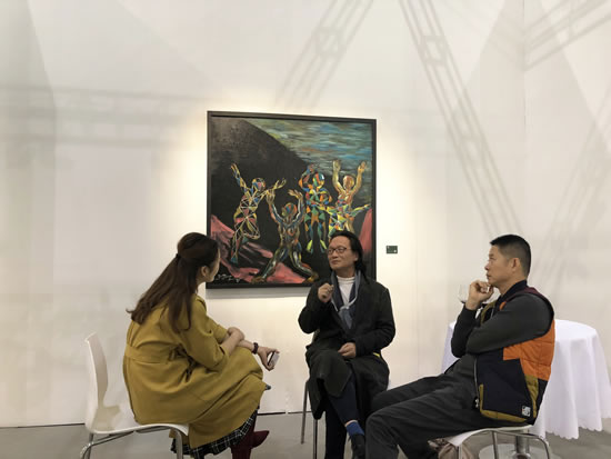 批评家李晓峰(中)与野空间创始人袁睿(左)艺术家郑泽生(右)交谈中