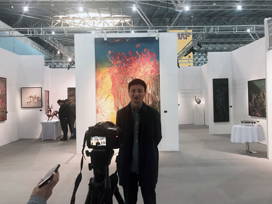 策展人杨卫在展览现场接受媒体采访