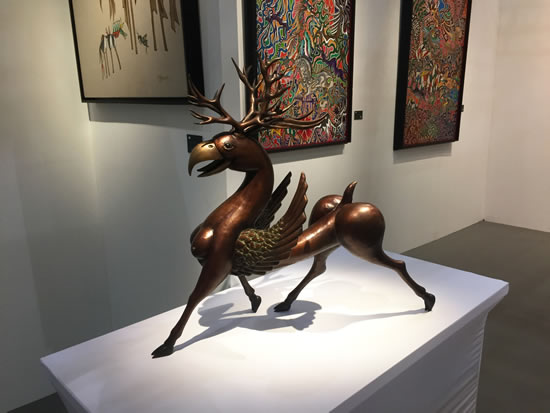展览现场 图为雕塑作品《魔音·鸾鹿》